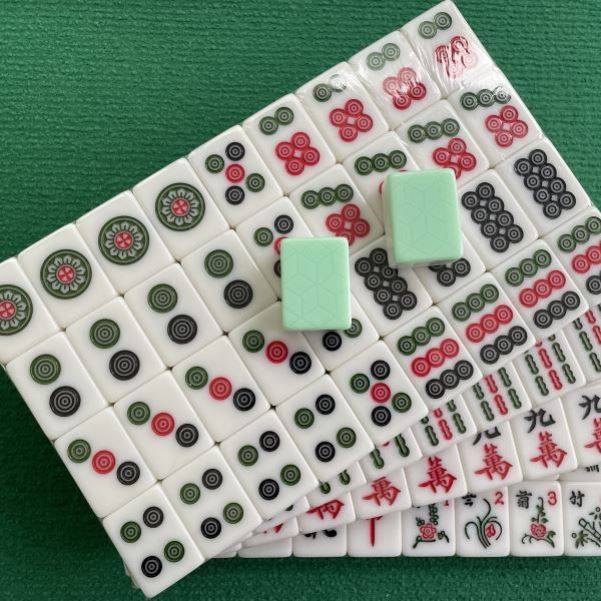 J85-40 APPLE GREEN HANDBAG PRESENTS TABLECLOTH CHIPS